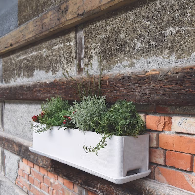 Balconia- Pflanzgefäß von Swisspearl an der Außenwand montiert