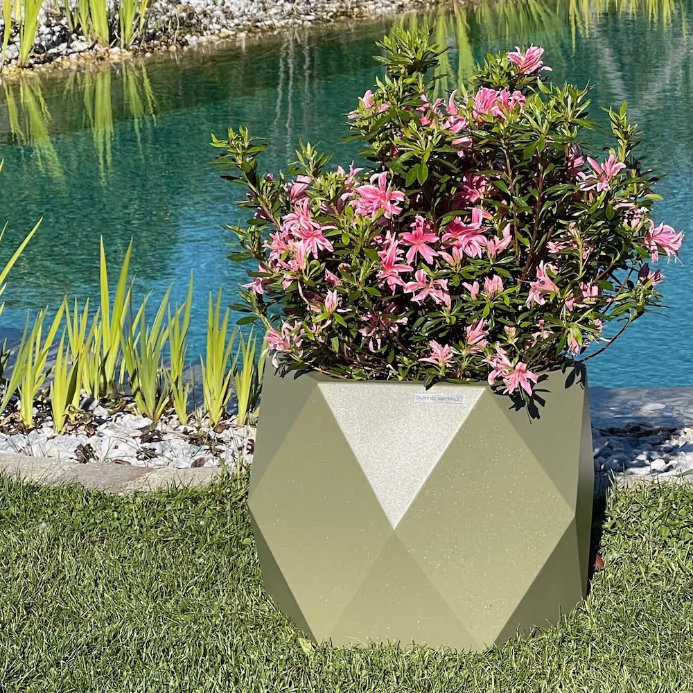 Grüner Artig Metall Diamant Pflanzentopf im Garten