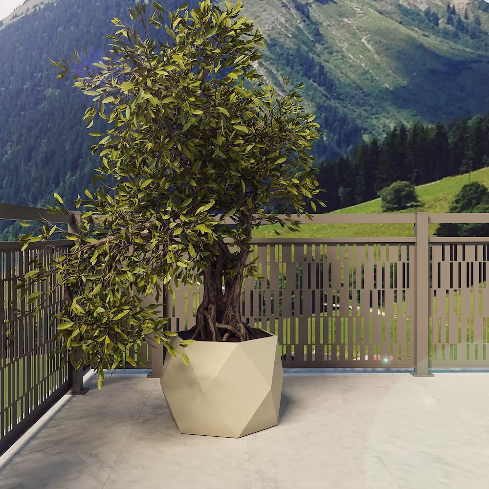 Creme Artig Metall Diamant Pflanztopf mit Baum auf Terrasse mit Bergblick