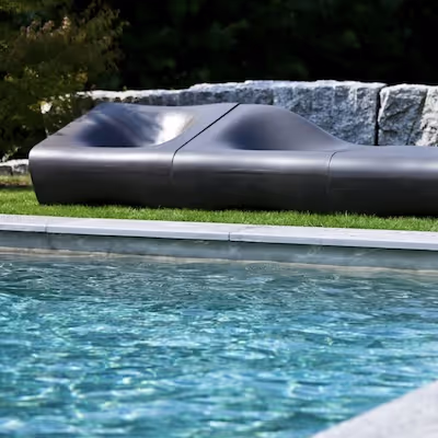 Swisspearl Dune‑Loungechair in Anthrazit vor einem Pool