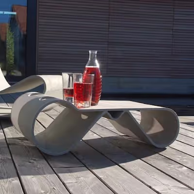 Swisspearl Guhl‑Tisch mit Tassen und einem Saftkrug mit rotem Saft