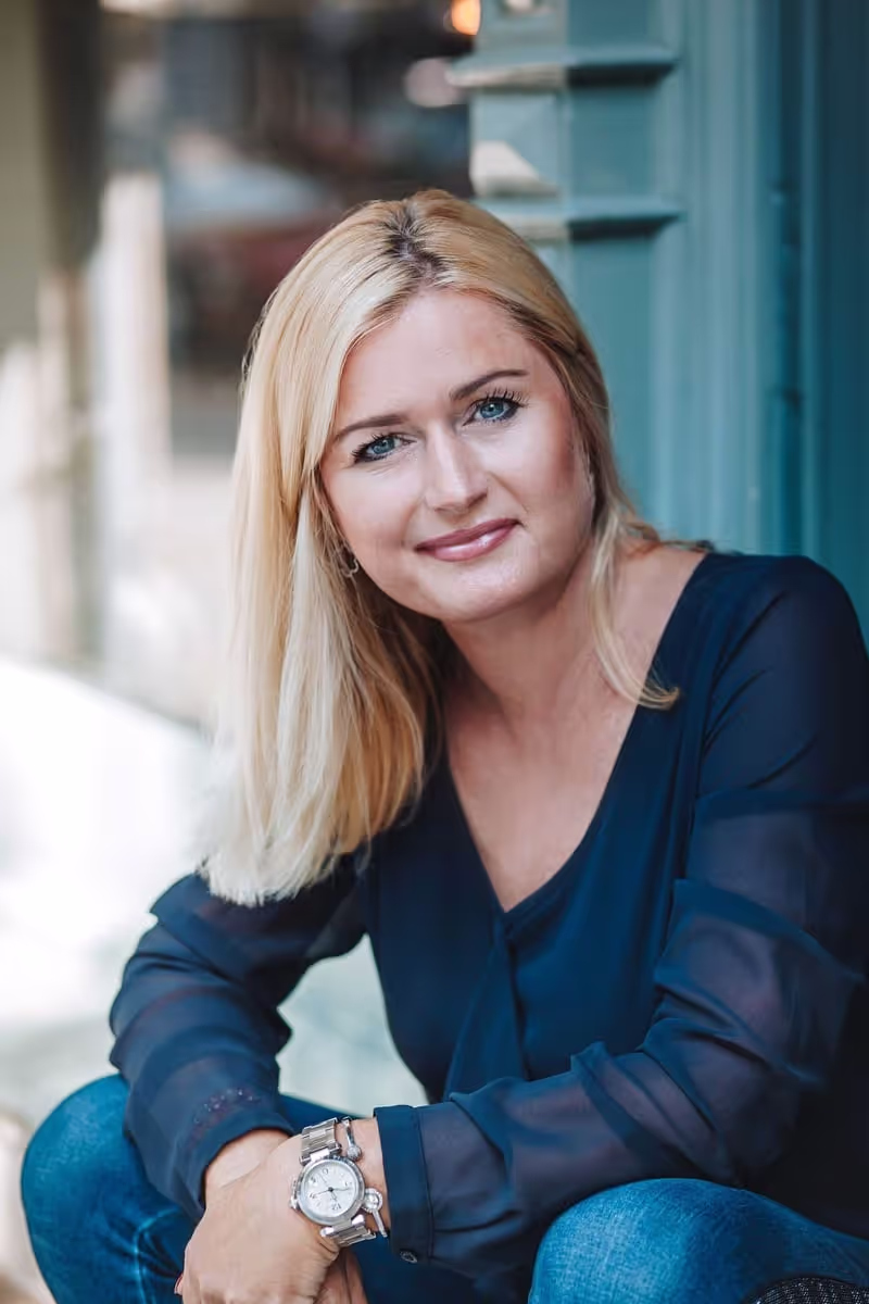 Julia Müller in blauer Bluse